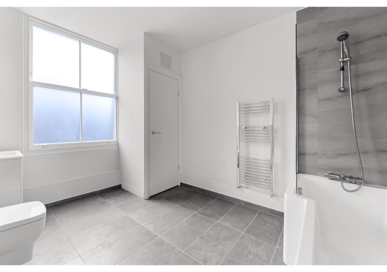 Upscale Urban Haven: Luxury Flat Lägenhet London Exteriör bild